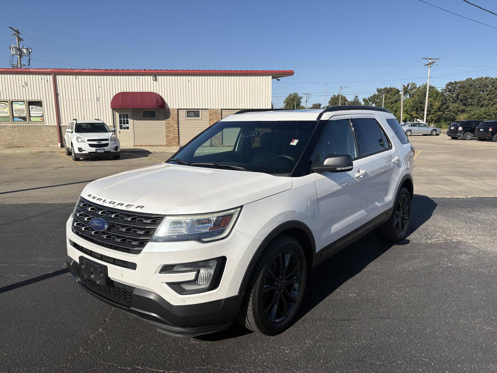 Used 2017 Ford Explorer XLT w/ Equipment Group 202A AWD/4WD image 4