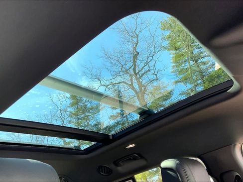 Used 2023 Land Rover Defender 130 X-Dynamic SE image 13