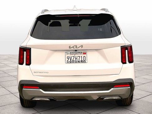 Used 2024 Kia Sorento S FWD image 7