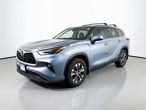 Used 2023 Toyota Highlander XLE AWD/4WD image 2