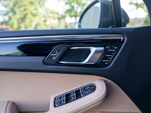 Certified 2026 Porsche Macan AWD/4WD image 17