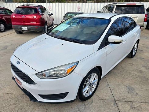 Used 2016 Ford Focus SE image 1