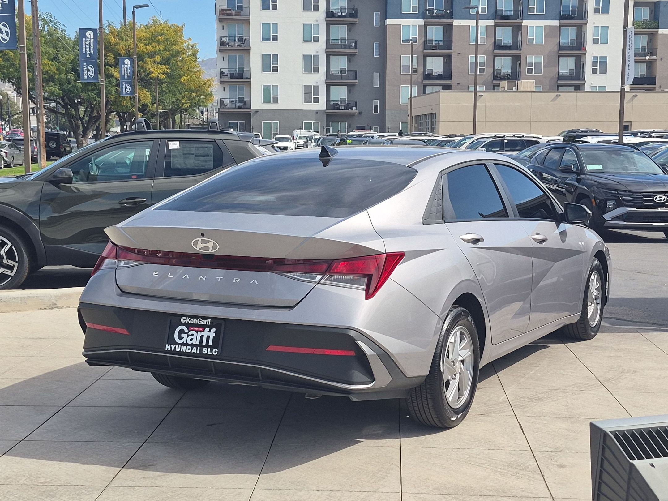 Certified 2025 Hyundai Elantra SE w/ Cargo Package FWD image 5