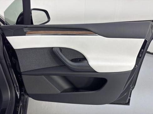 Used 2023 Tesla Model X Standard Range image 46
