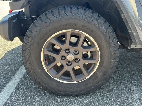 Used 2023 Jeep Gladiator Overland image 8