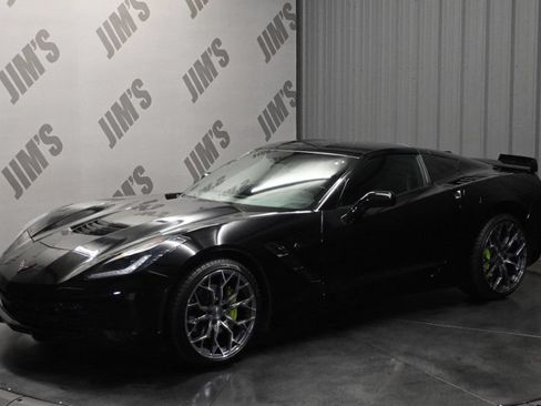 Used 2019 Chevrolet Corvette Stingray Coupe w/ Carbon Flash Badge Package RWD image 1