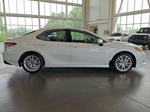 Used 2020 Toyota Camry XLE w/ Sunroof Package FWD image 10