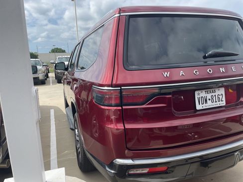 Used 2024 Jeep Wagoneer L Series II w/ Flexible Seating Group RWD image 5