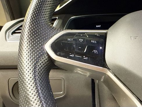 Used 2022 Volkswagen Tiguan SE R-Line image 39