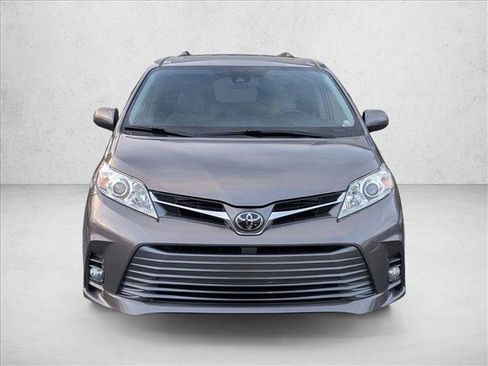Used 2018 Toyota Sienna XLE image 2