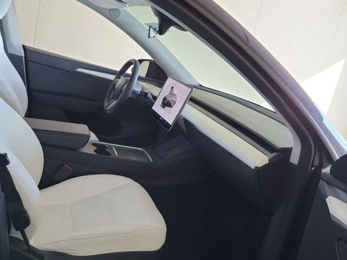 Used 2024 Tesla Model Y Long Range RWD image 3