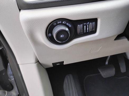 Used 2023 Chrysler Pacifica Touring-L FWD image 16