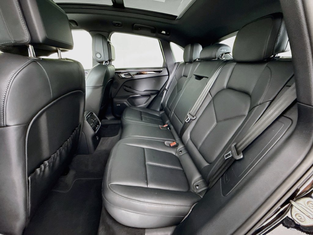 Certified 2025 Porsche Macan AWD/4WD image 24