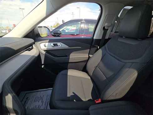 Used 2025 Ford Explorer Active w/ Active Comfort Package image 12