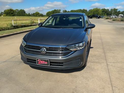 Used 2024 Volkswagen Jetta SE w/ Panoramic Sunroof Package image 3