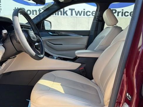 Used 2023 Jeep Grand Cherokee Limited image 17