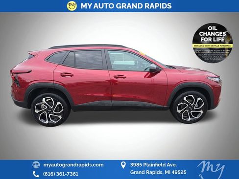 Used 2025 Chevrolet Trax RS FWD image 8