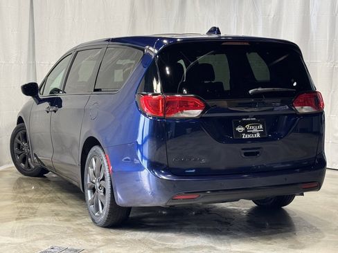 Used 2018 Chrysler Pacifica Touring Plus w/ S Appearance Package image 4