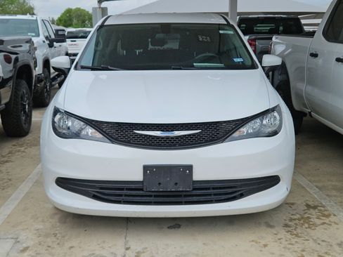 Used 2018 Chrysler Pacifica L image 5