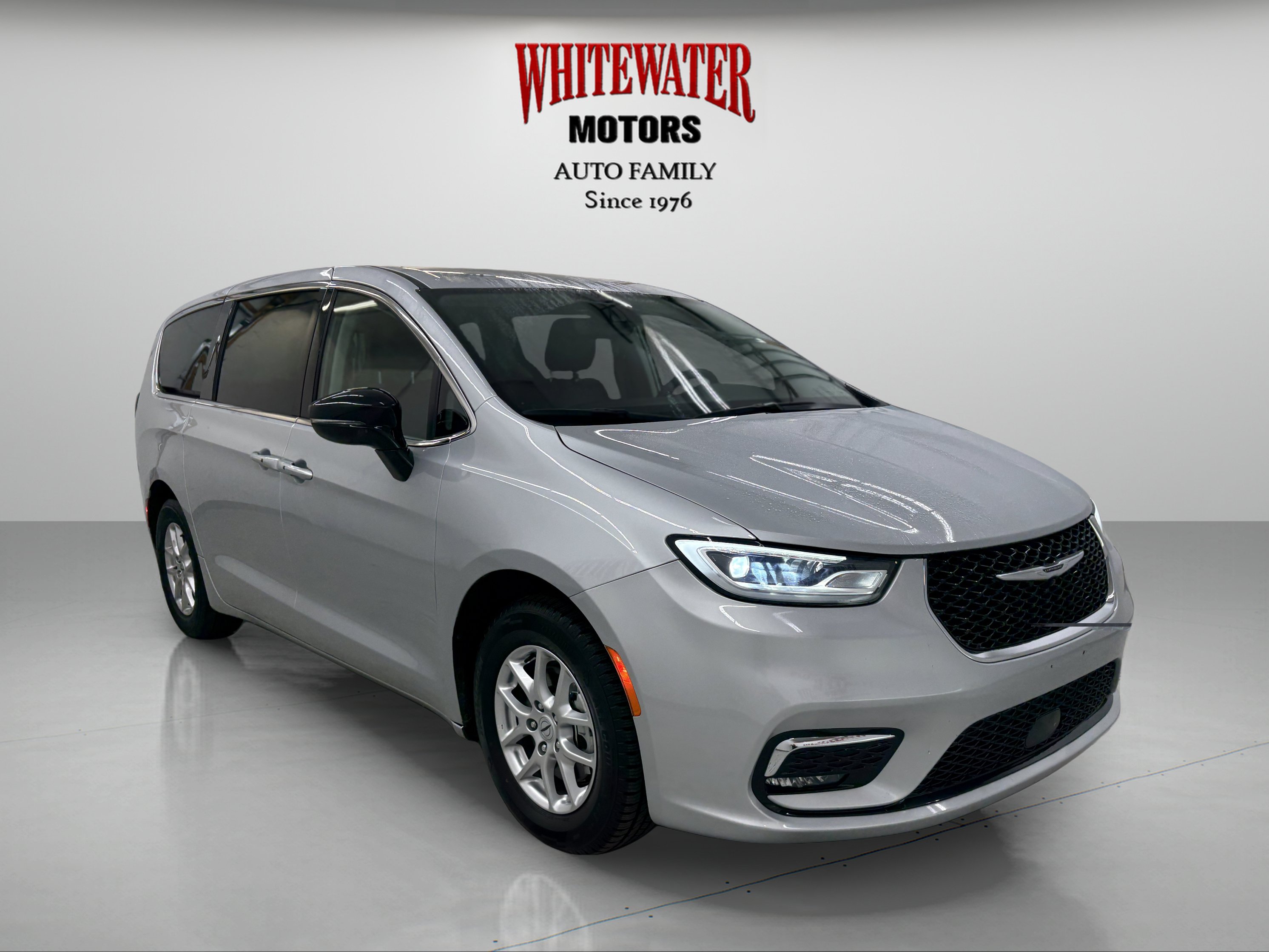 Used 2024 Chrysler Pacifica Touring-L FWD image 5