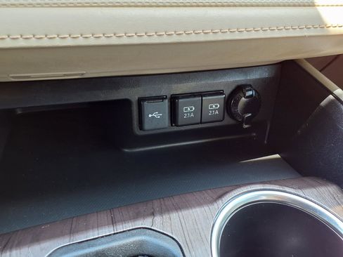 Used 2021 Toyota Highlander Limited FWD image 10