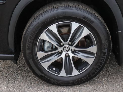 Used 2023 Toyota Highlander XLE image 11