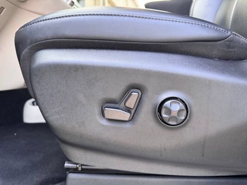 Used 2024 Chrysler Pacifica Limited FWD image 8