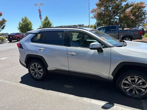 Used 2022 Toyota RAV4 XLE Premium AWD/4WD image 4