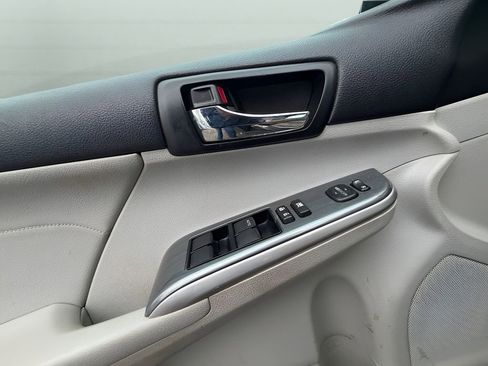 Used 2014 Toyota Camry XLE w/ Leather Package image 11