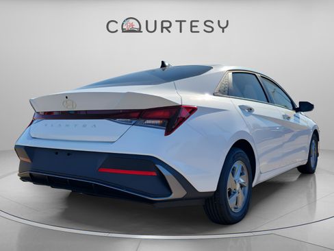 New 2026 Hyundai Elantra SE image 3