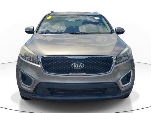 Used 2016 Kia Sorento FWD w/ LX Convenience Package image 2