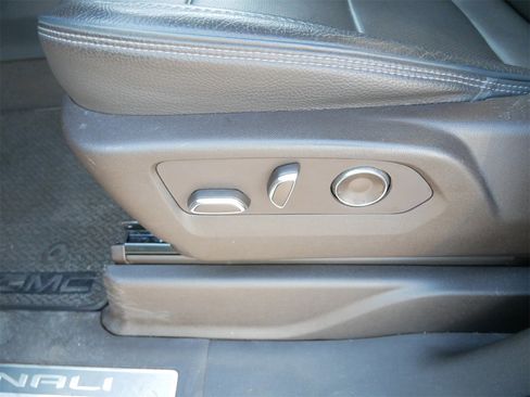 Used 2021 GMC Yukon Denali w/ Denali Premium Package image 13