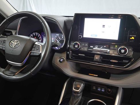 Used 2023 Toyota Highlander XLE AWD/4WD image 11