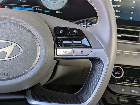 Used 2025 Hyundai Elantra SEL image 17