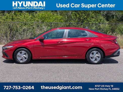 Used 2024 Hyundai Elantra SE FWD image 2