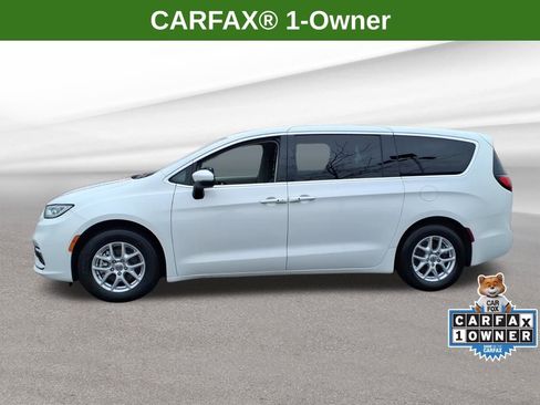 Used 2023 Chrysler Pacifica Touring-L image 2