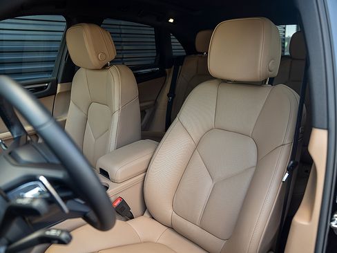 Certified 2026 Porsche Macan AWD/4WD image 5