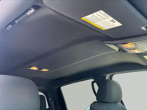 Used 2019 Nissan Titan SV w/ SV Convenience Package AWD/4WD image 14