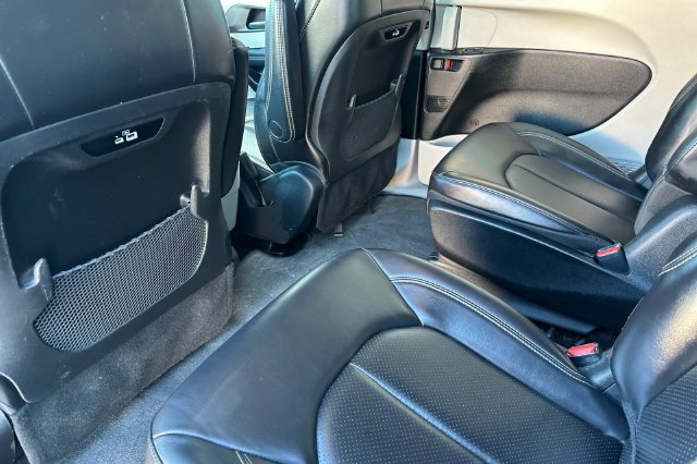 Used 2024 Chrysler Pacifica Limited FWD image 13