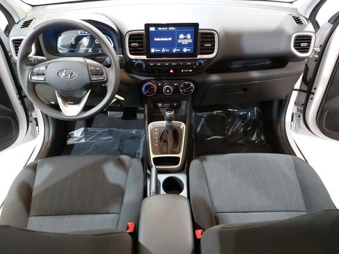 Certified 2025 Hyundai Venue SE FWD image 9