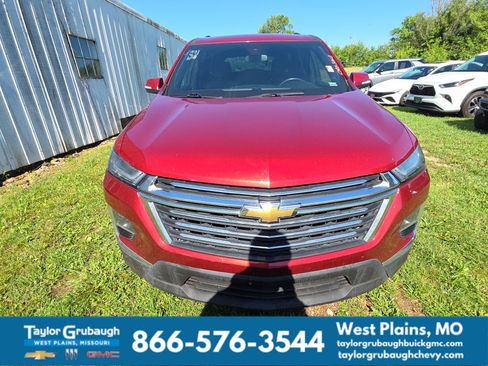 Used 2023 Chevrolet Traverse LT FWD image 2