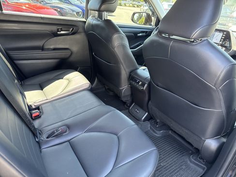Used 2020 Toyota Highlander XLE AWD/4WD image 18