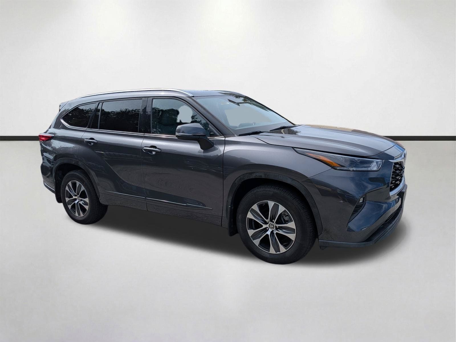 Used 2021 Toyota Highlander XLE AWD/4WD image 1