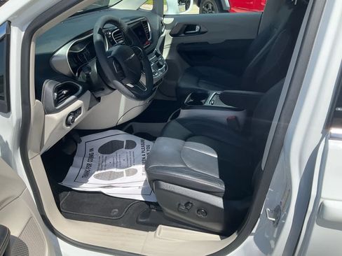 Used 2022 Chrysler Pacifica Touring-L FWD image 6