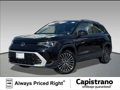 Used 2025 Volkswagen Taos SE image 1