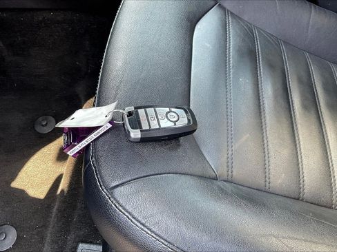 Used 2018 Ford Fusion SE w/ Fusion SE Technology Package FWD image 11