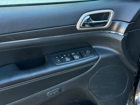 Used 2017 Jeep Grand Cherokee Limited image 9