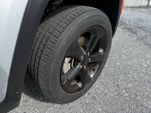 Used 2023 Jeep Grand Cherokee L Laredo image 11