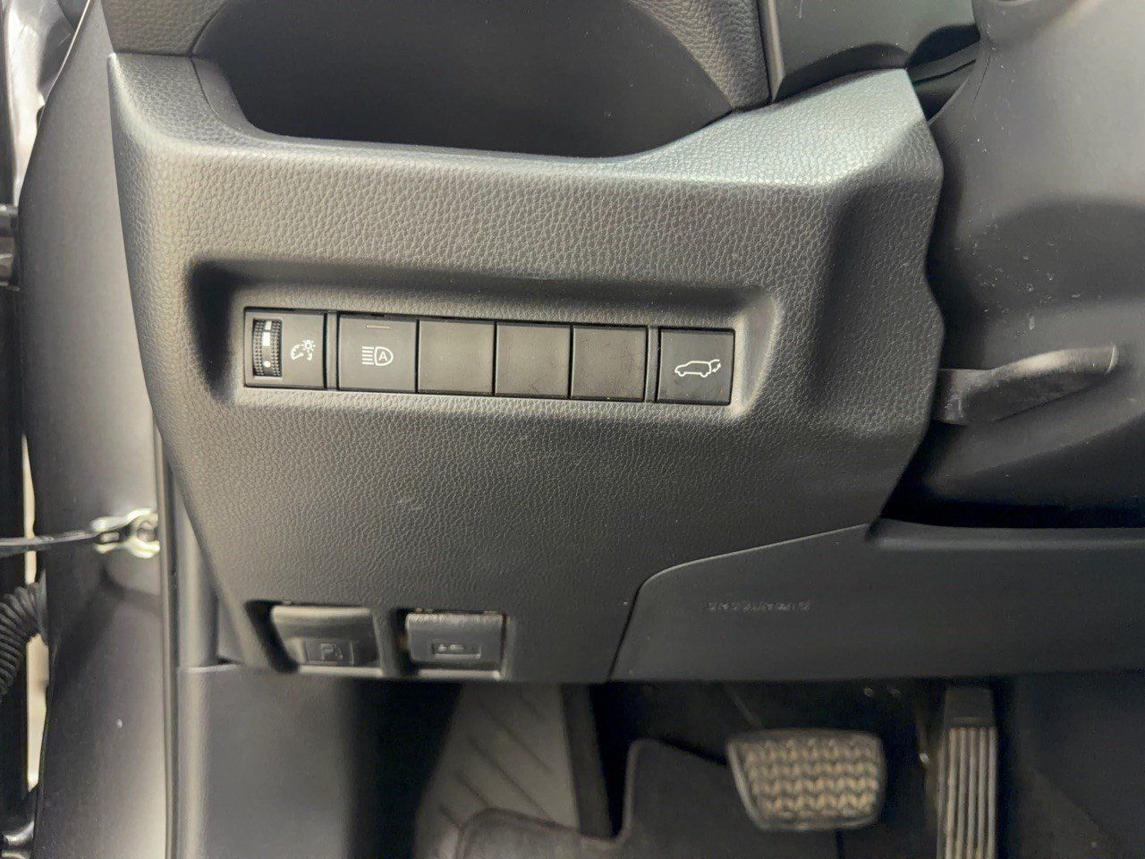 Used 2021 Toyota RAV4 XLE w/ Convenience Package FWD image 31
