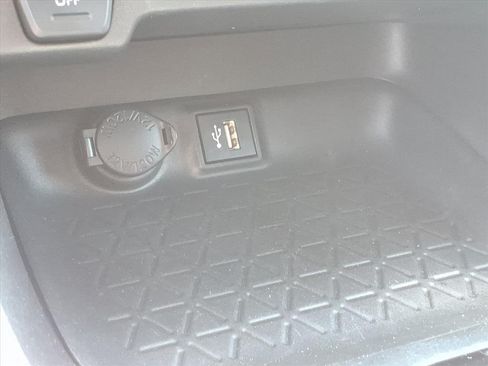 Used 2023 Toyota RAV4 XLE FWD image 30